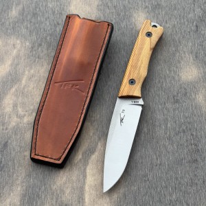 Nóż TFK Knives T11 AEB-L Olive Wood / Red G10 Liners G10 nóż outdoor z brązową pochwą skórzaną