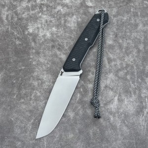 Nóż MK Knives & Tools Nomad "Fear The Bear" Bead Blasted Vanadis 4 Extra Black Canvas Micarta & Blue Grey G10 Liners Grey Kydex