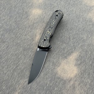 Nóż składany MK Knives & Tools Humbler “CAMO Gold” Black Stonewashed MagnaCut - Limited FatCarbon Series | Zestaw kolekcjonerski