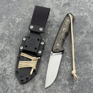 Nóż MK Knives & Tools Venn 'Expedition' Glass Blasted Elmax CAMO Gold FatCarbon/Black Liners Black Carbon Pattern Holstex
